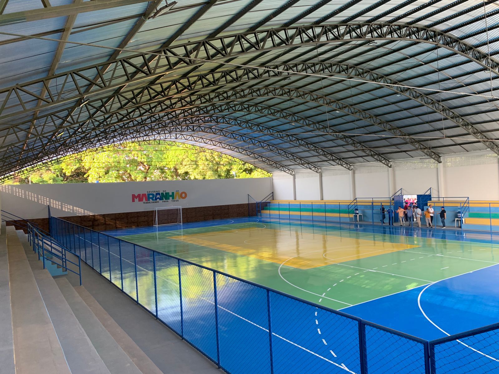Obra concluída de quadra poliesportiva com amplo vão livre em Imperatriz